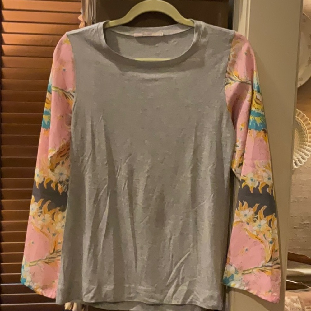 Absolutely amazing top.  T-shirt gray with luscious fabric light pattern sleeves